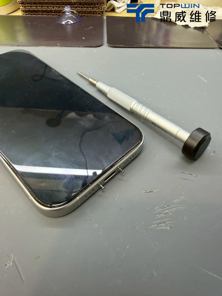 iPhone 16 Pro 螢幕拆裝維修 2
