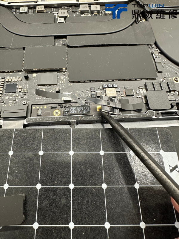 使用拆機棒將電池排線挑起