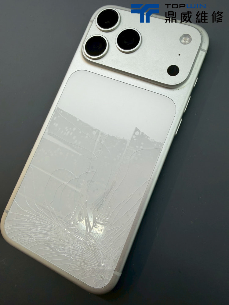 iPhone 17 Pro Max背玻璃大面積破裂送修外觀檢查