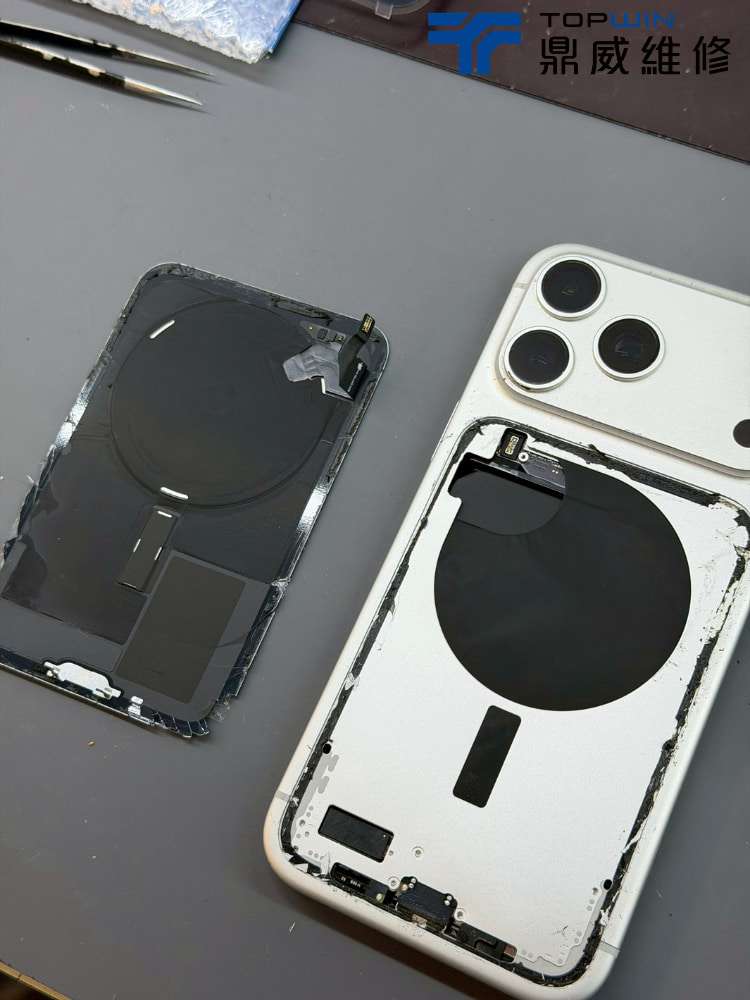 iPhone 17 Pro Max背玻璃修復中清除碎玻璃與殘膠