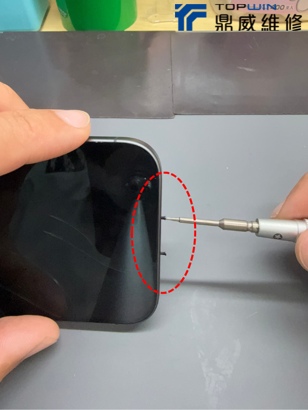 iPhone 17 螢幕更換案例-底部螺絲