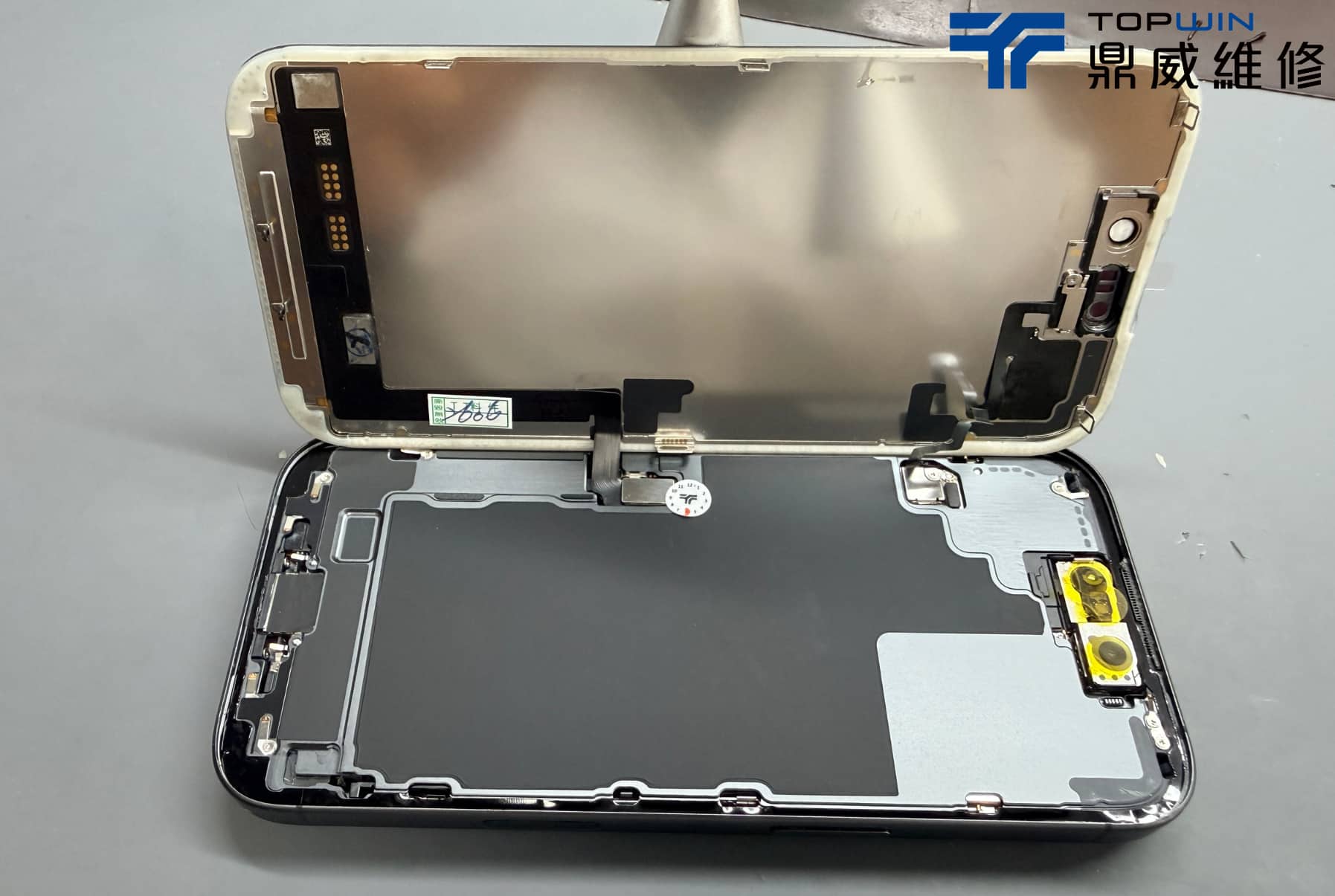iPhone 17 螢幕更換案例-闔上前確認螺絲與保固貼