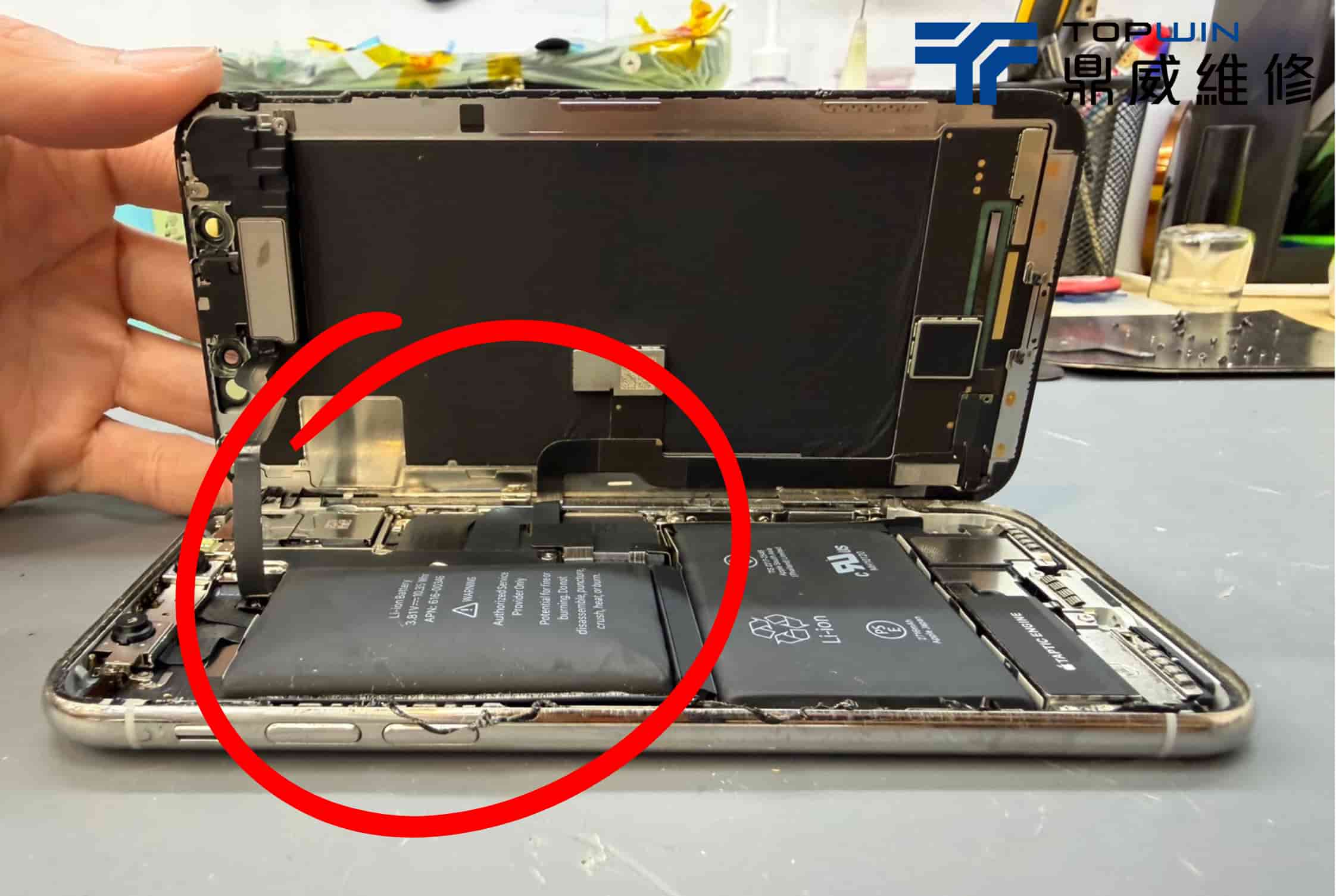 再不修就太晚!iPhone X電池膨脹到頂起螢幕的驚險案例 圖片3