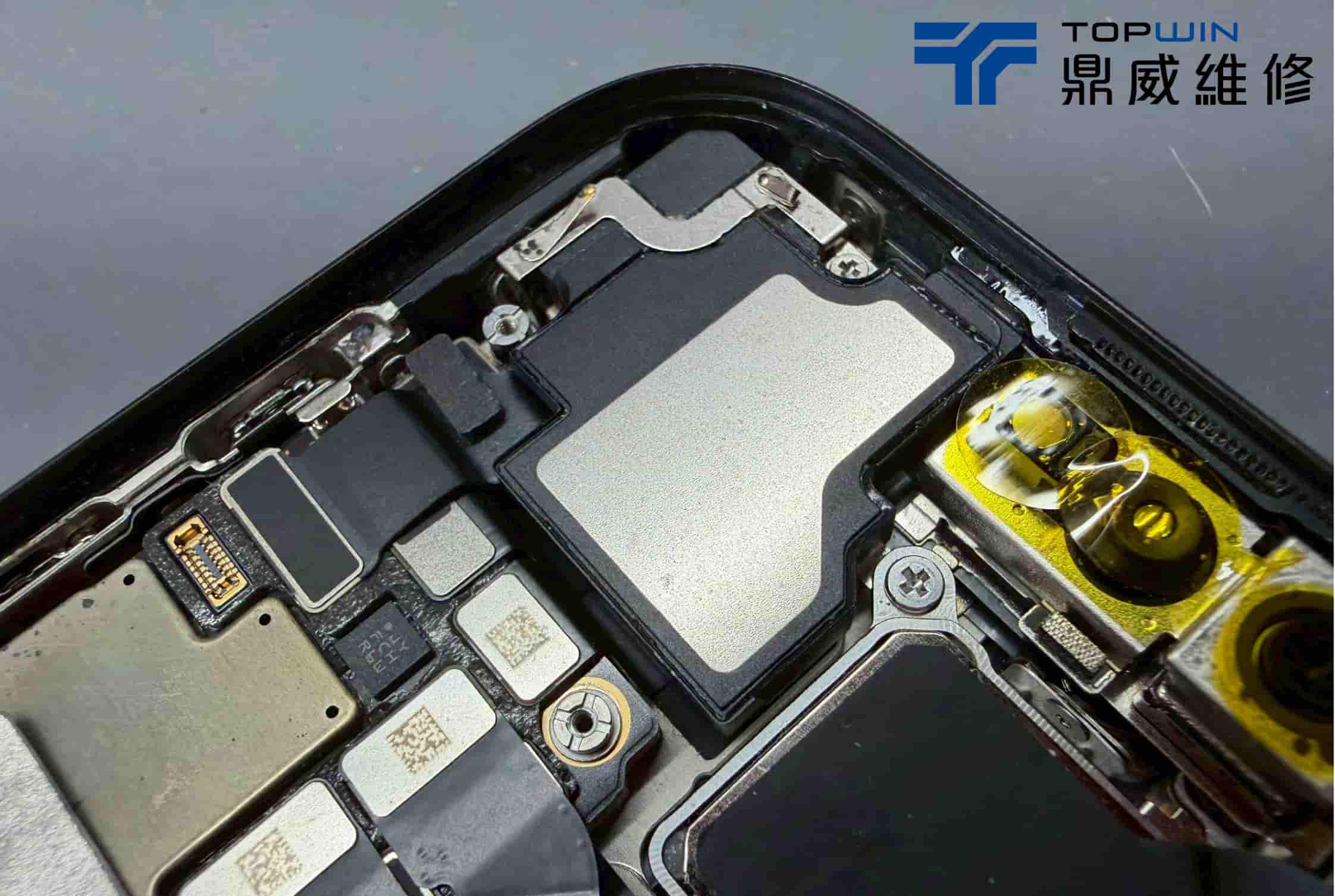iPhone 15 Pro充電孔粉塵清潔與尾插維修案例圖5