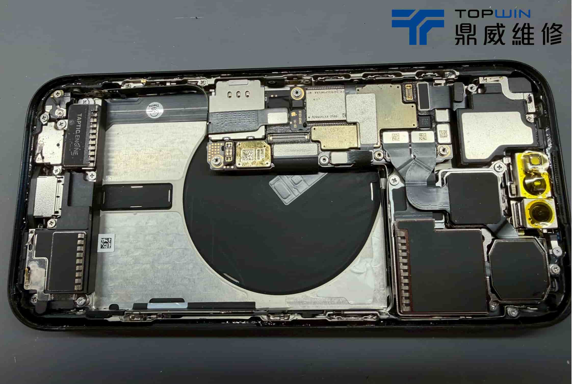 iPhone 15 Pro充電孔粉塵清潔與尾插維修案例圖6