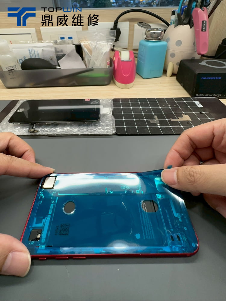 iphone螢幕維修案例-貼上防水膠條