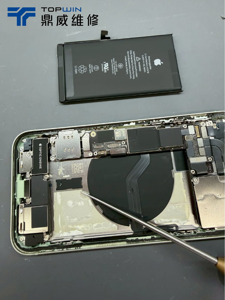 iPhone原廠換電池案例-拆除電池