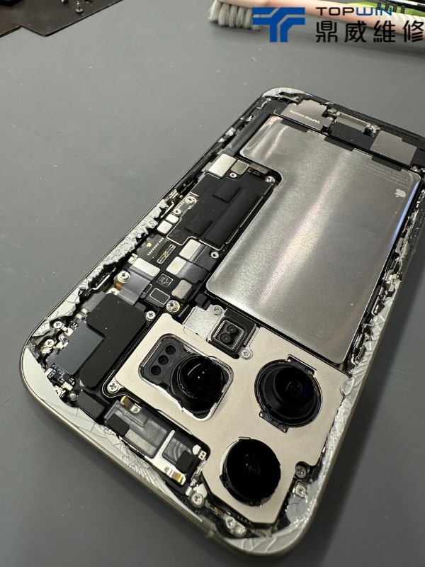 iPhone 16 Pro背玻璃破裂！原廠背玻璃維修 圖片3