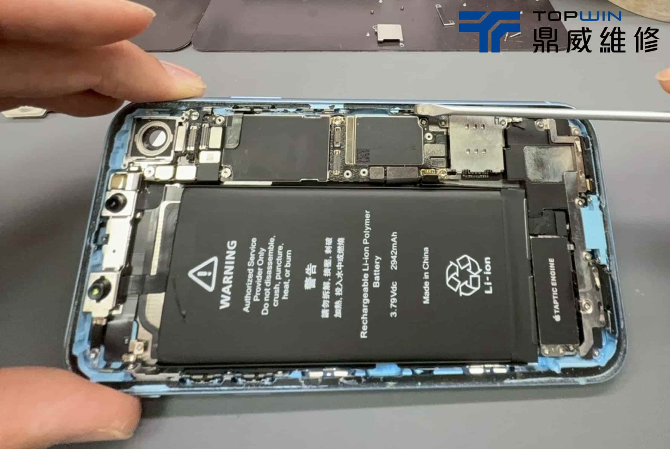 iPhone鏡頭維修案例-清潔灰塵與殘膠