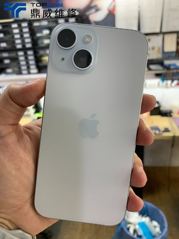 iPhone 15背板更換完成後外觀恢復狀態