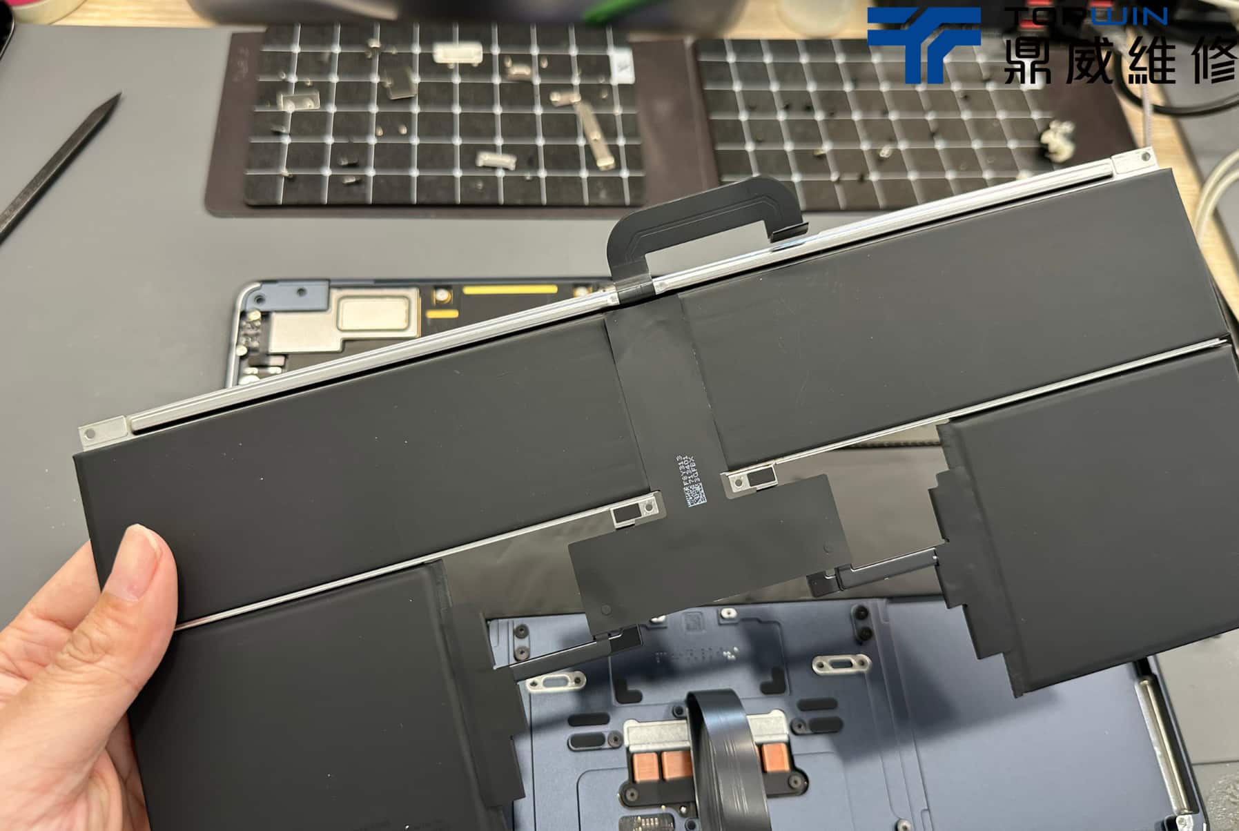 MacBook Air M2(A2681)插著電才能用? 充電線拔掉瞬間關機! 圖片7