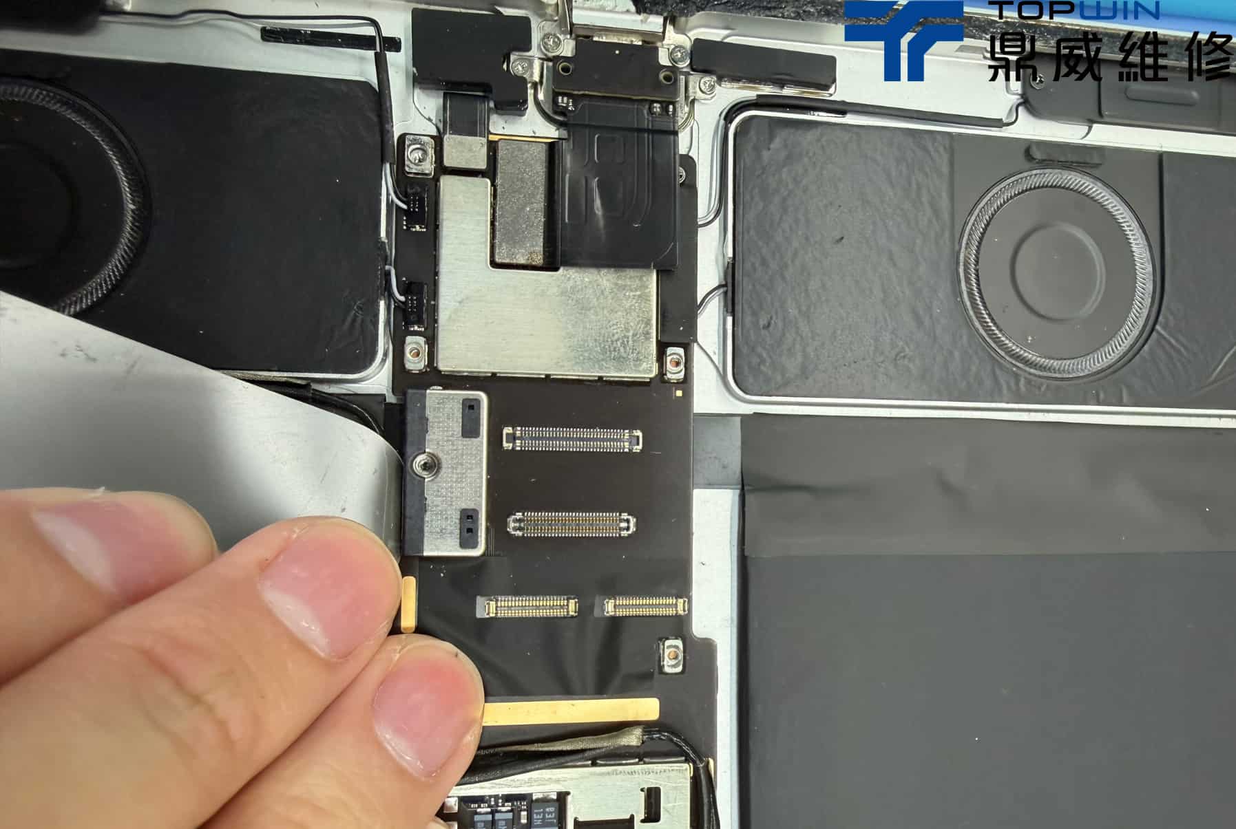 iPad Pro 12.9吋 第四代 平板螢幕撐開？ 小心是電池已經膨脹！ 圖片6