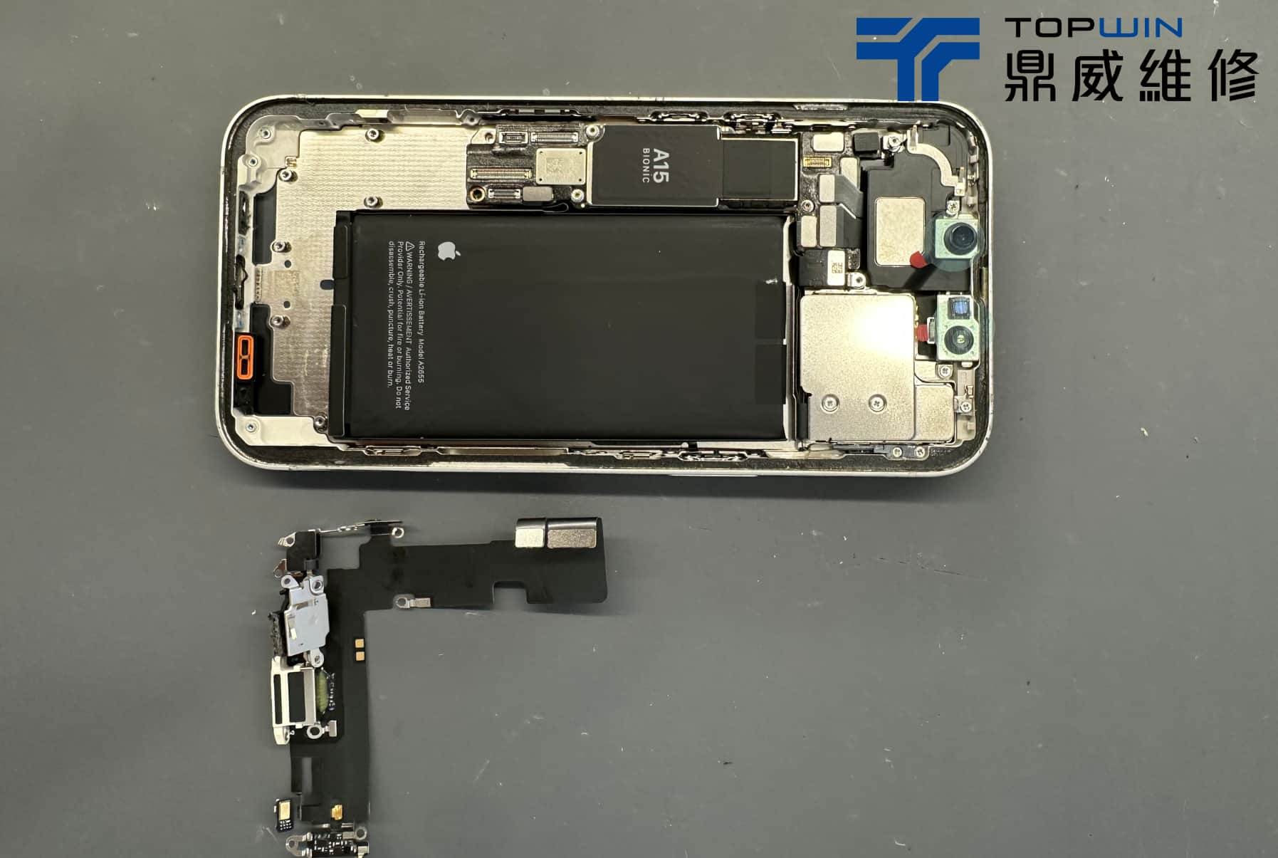 iPhone 13拆下故障尾插排線