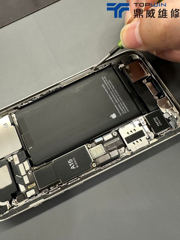 iPhone 13清除舊防水膠條