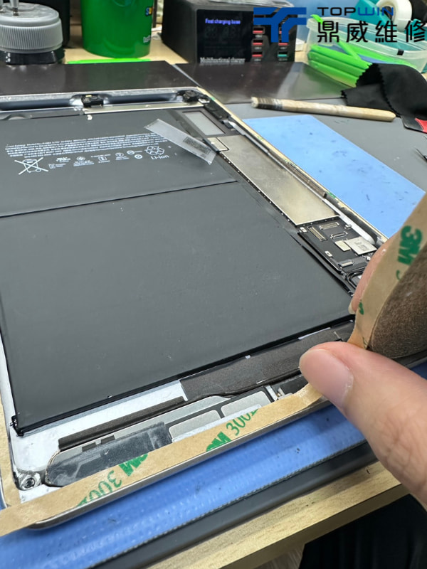 iPad維修案例-貼上新的黏合膠