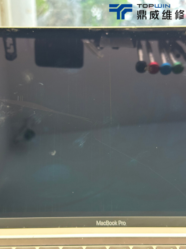 MacBook螢幕中間裂痕