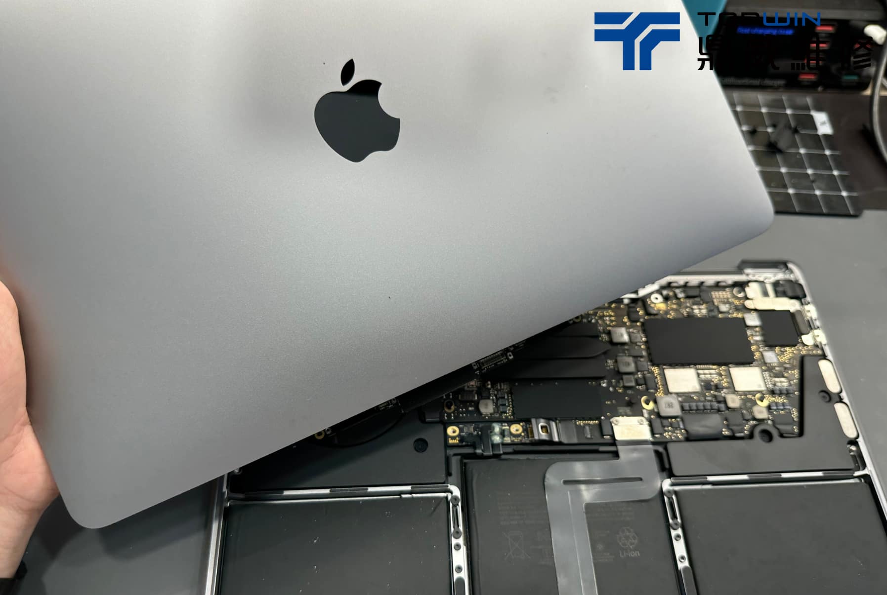 取下MacBook螢幕總成