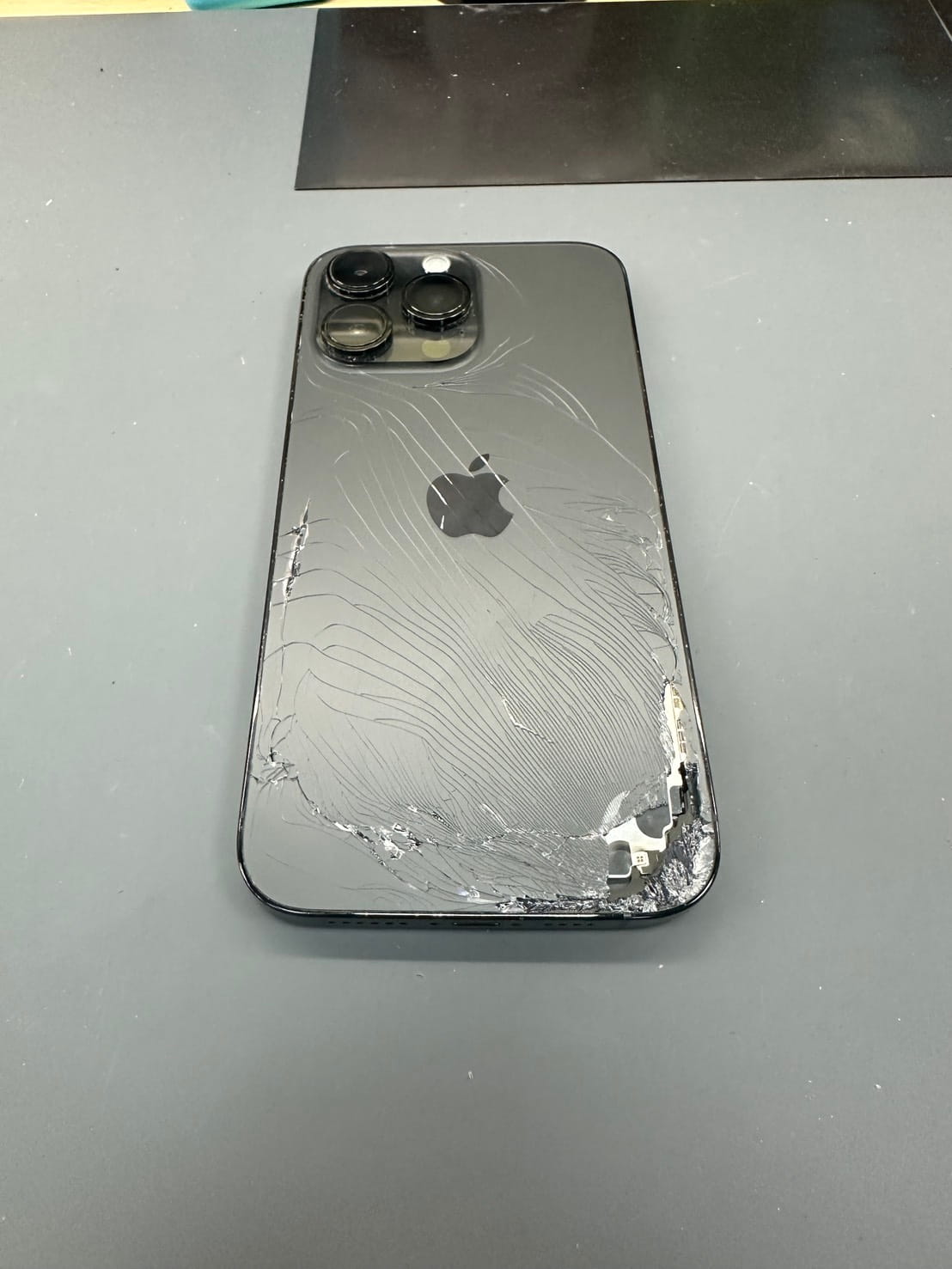 iPhone 14 Pro Max後玻璃破裂了嗎？別怕！換塊新的就好了 圖片1