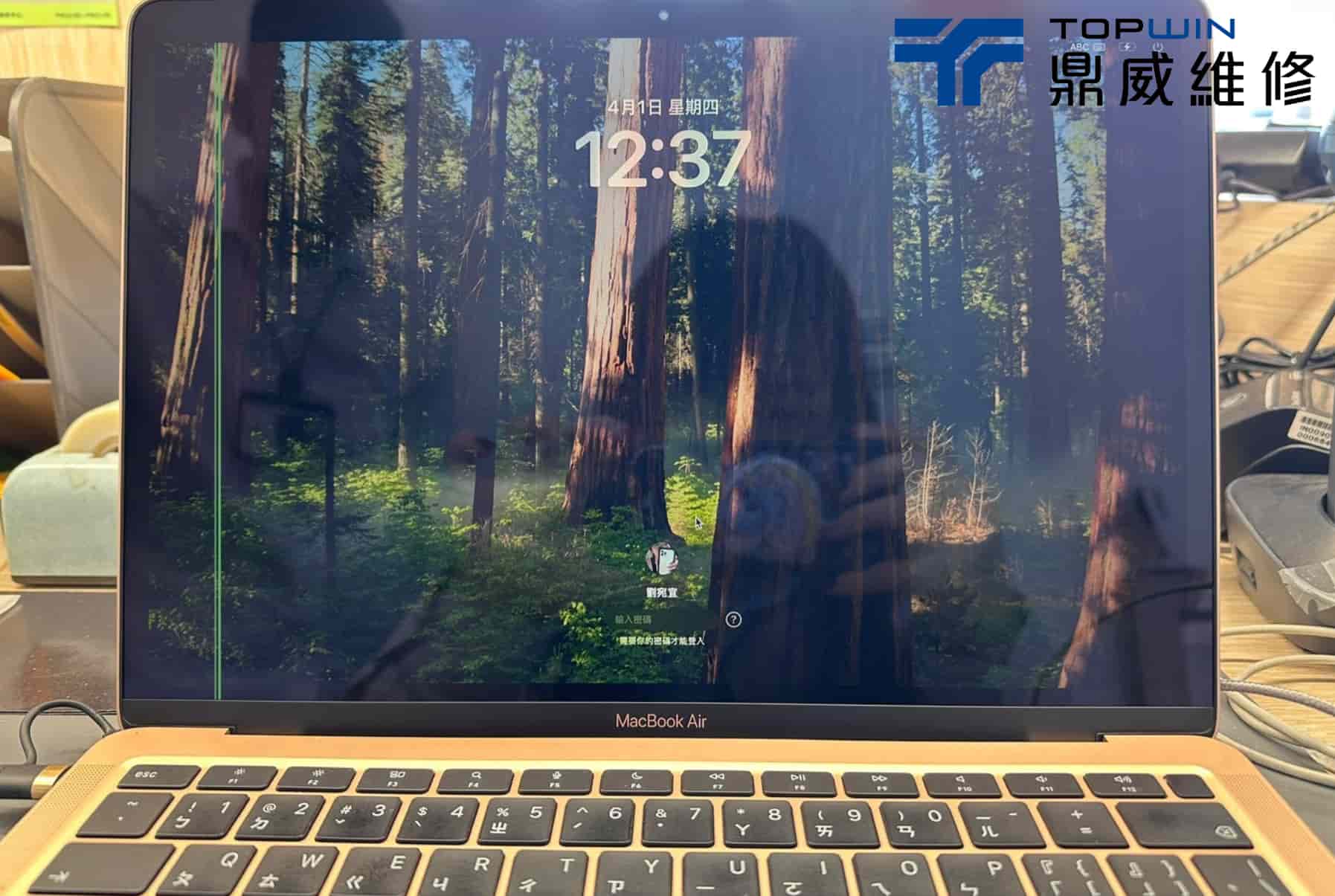 MacBook螢幕左側一條液晶線