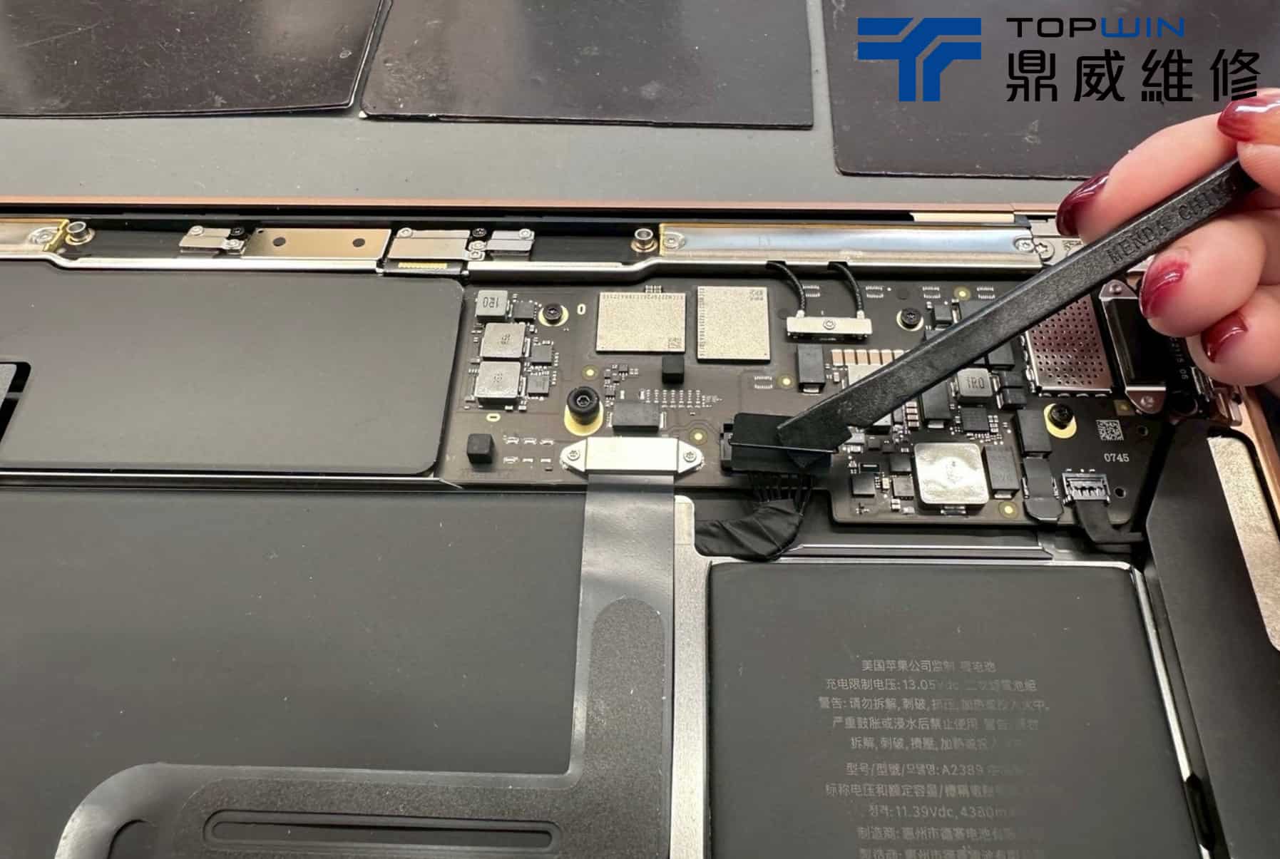 將電池排線挑起