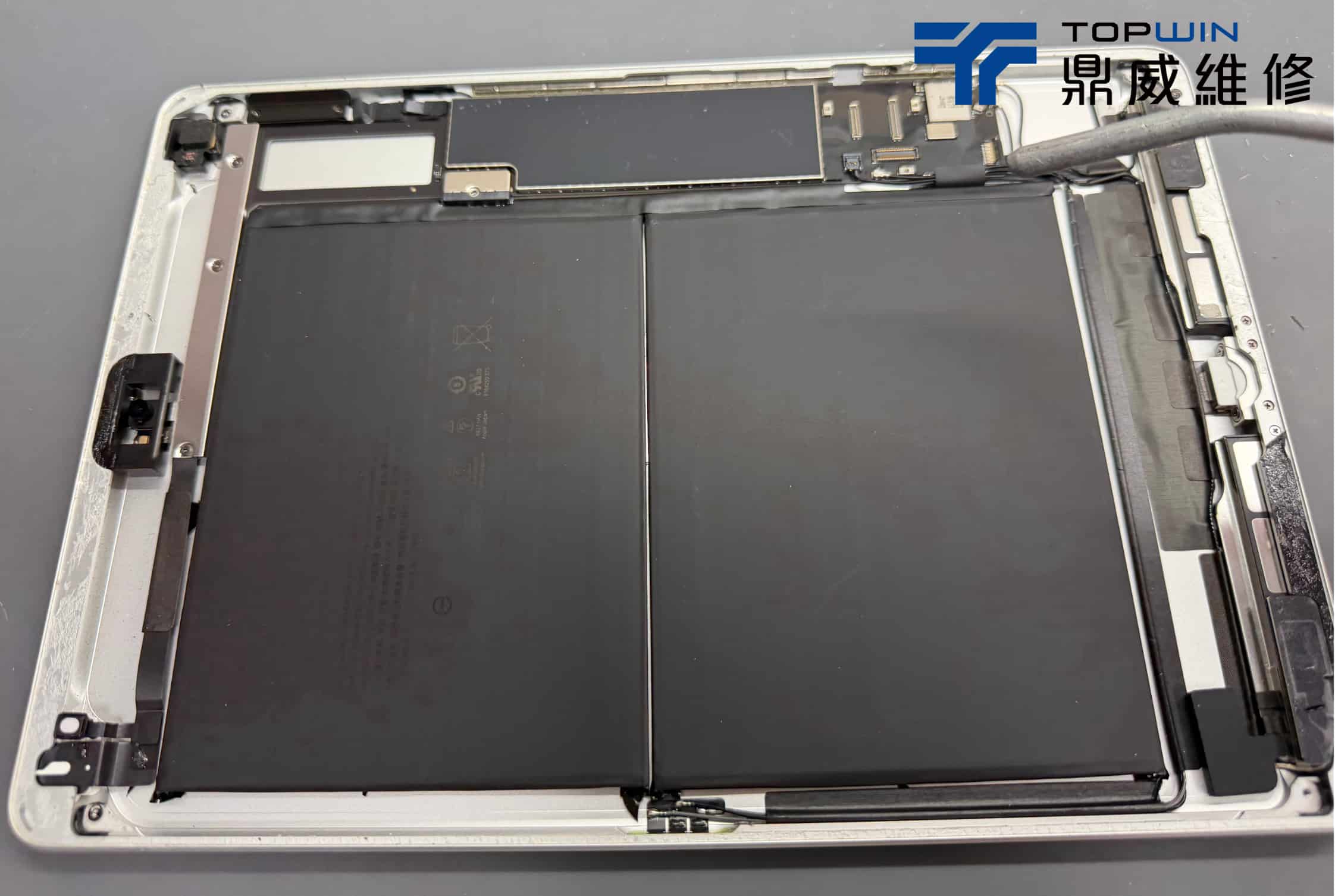 iPad維修案例-清除內部殘留的玻璃碎片