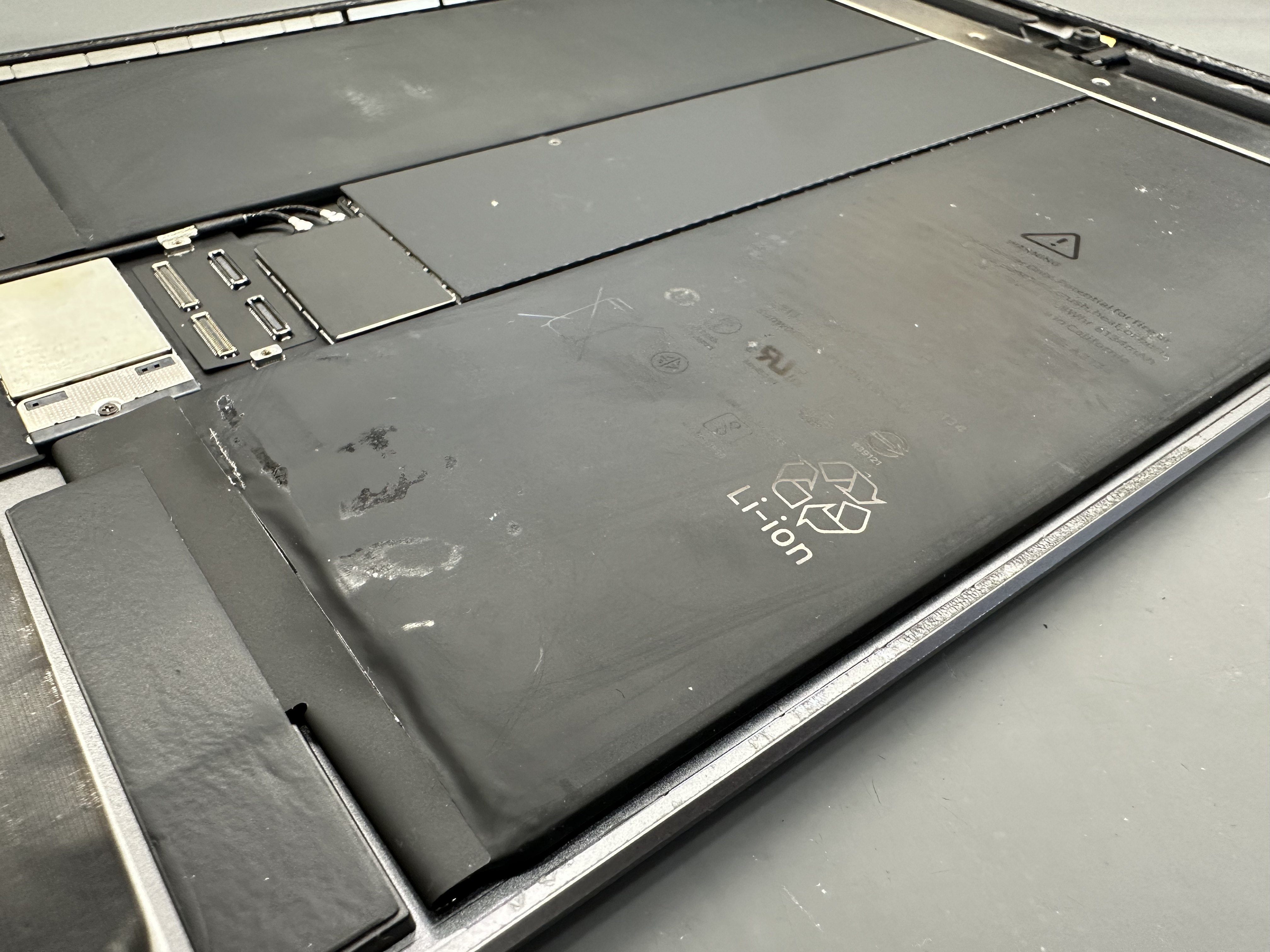 iPad Air 3 內部電池膨脹狀況明顯