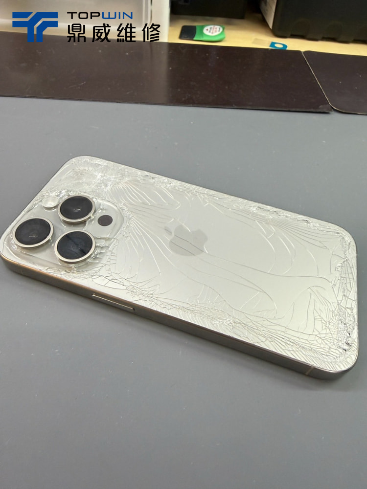 iPhone 15 Pro背板玻璃嚴重破裂維修前