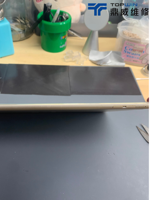 iPad Air 2 電池更換完成後面板恢復密合