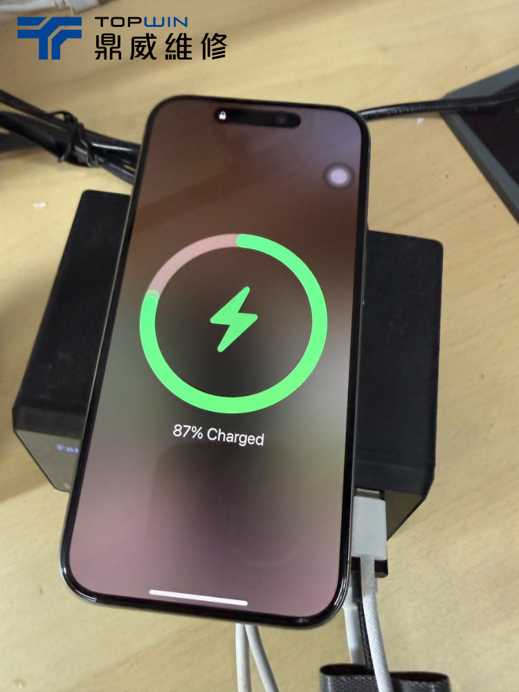 iPhone 15 Pro背板維修後外觀清潔
