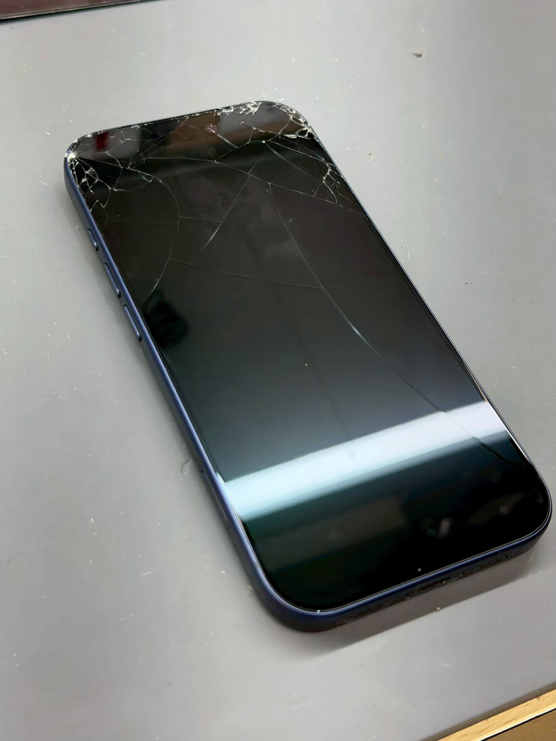 iPhone 17 Pro 螢幕更換案例-螢幕破裂
