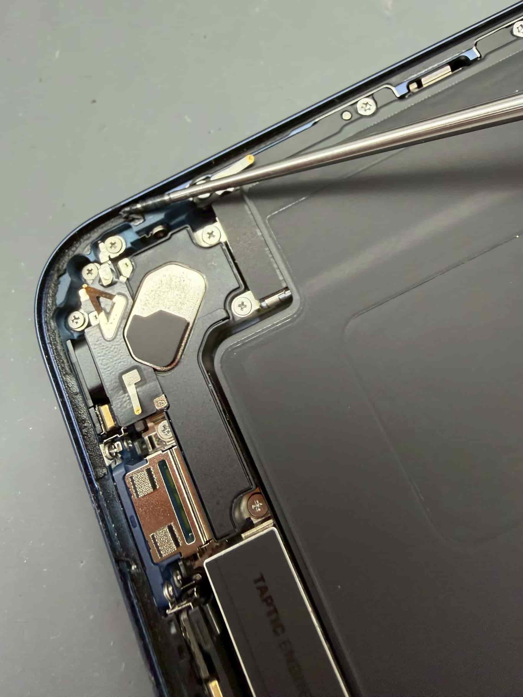 iPhone 17 Pro 螢幕更換案例-清除邊框防水膠