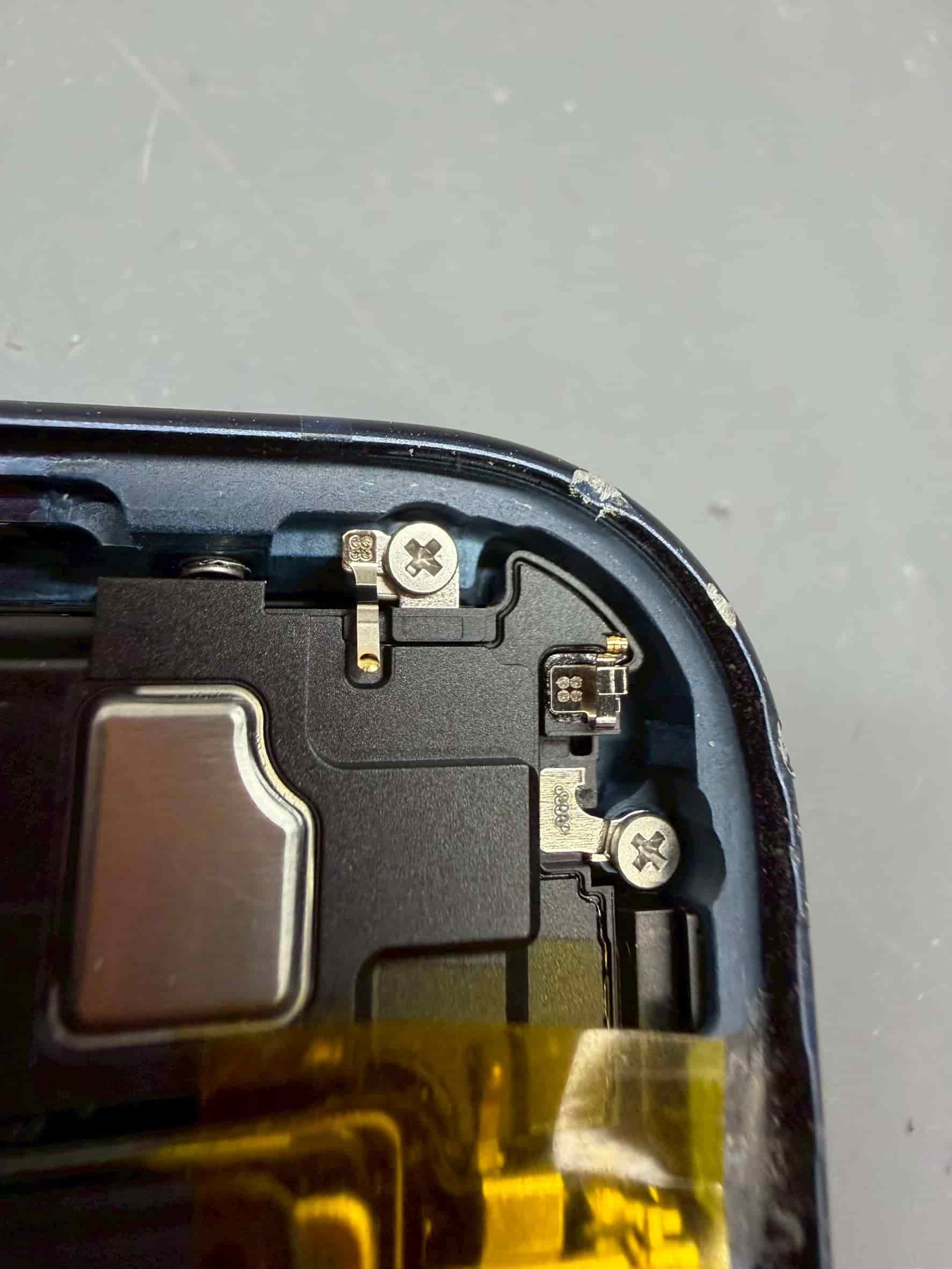 iPhone 17 Pro 螢幕更換案例-邊框因撞傷凹陷變形