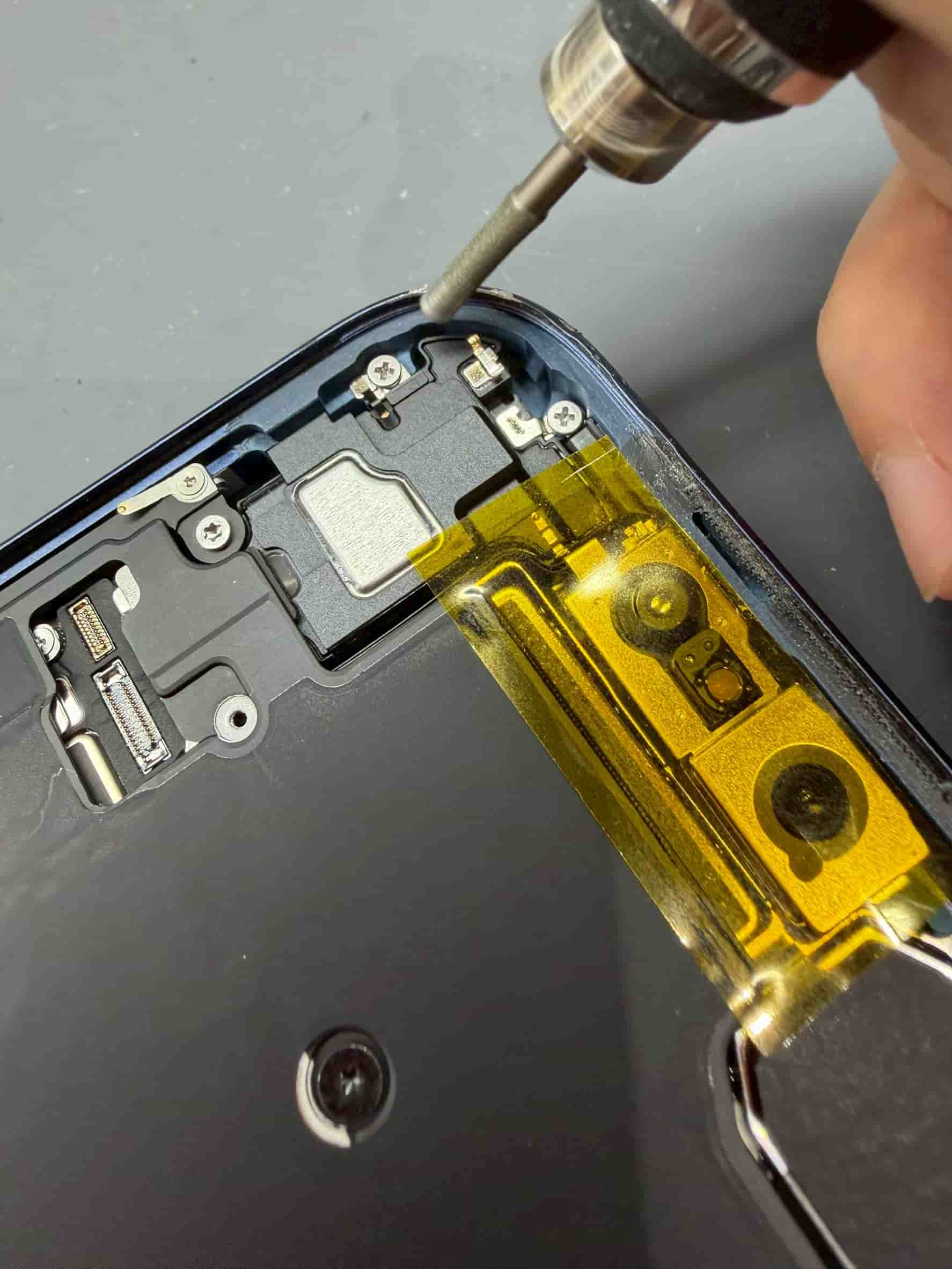 iPhone 17 Pro 螢幕更換案例-打磨凹陷的邊框,使其平整