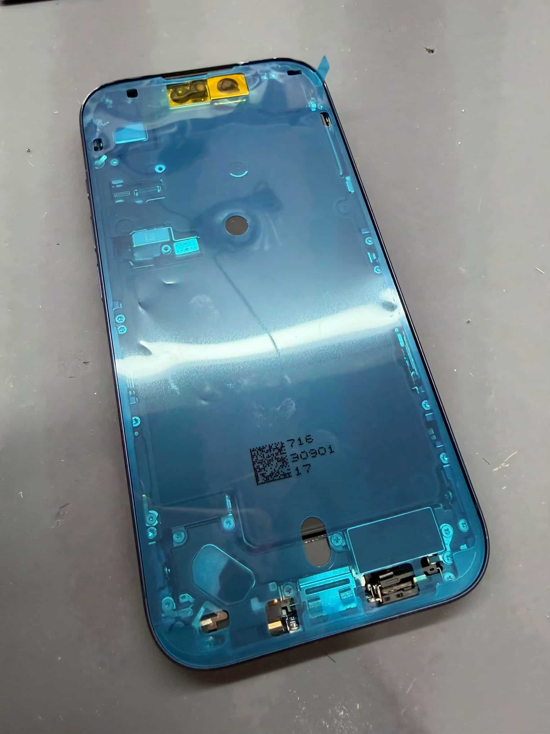 iPhone 17 Pro 螢幕更換案例-調整完成補上全新的防水膠