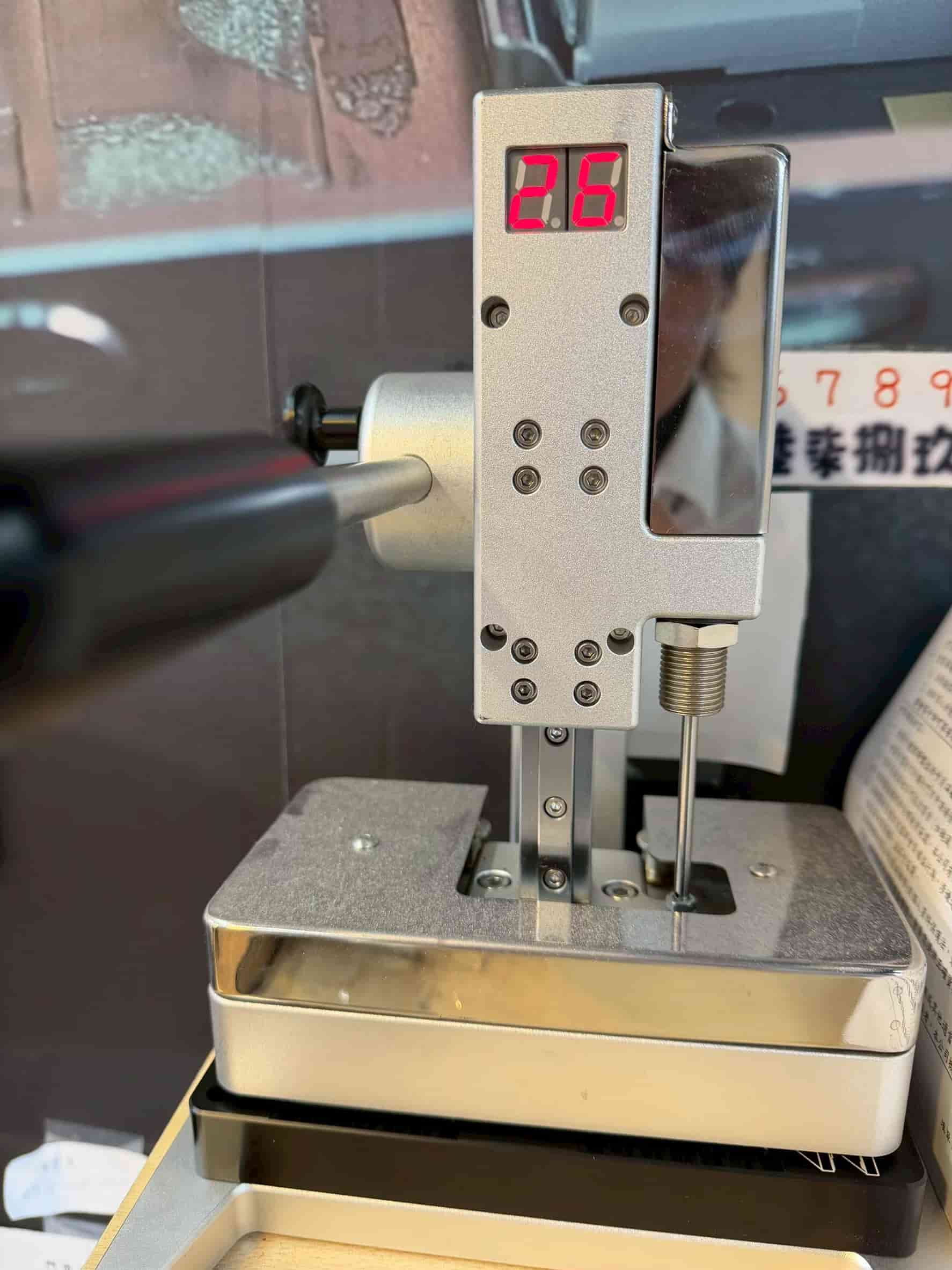 iPhone 17 Pro 螢幕更換案例-使用原廠的氣密加壓工具進行壓合
