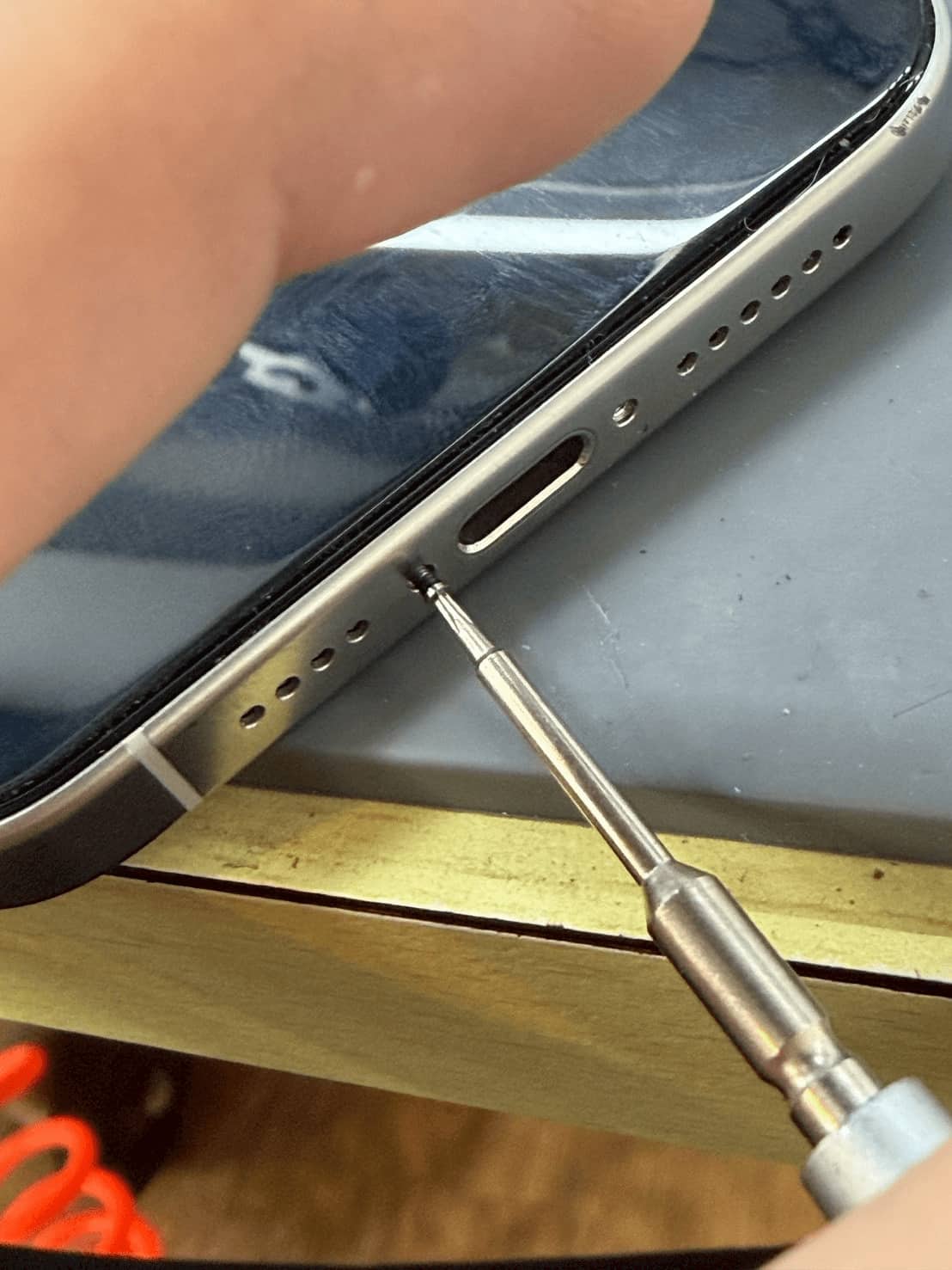 iPhone-用螺絲起子解開底部安全螺絲
