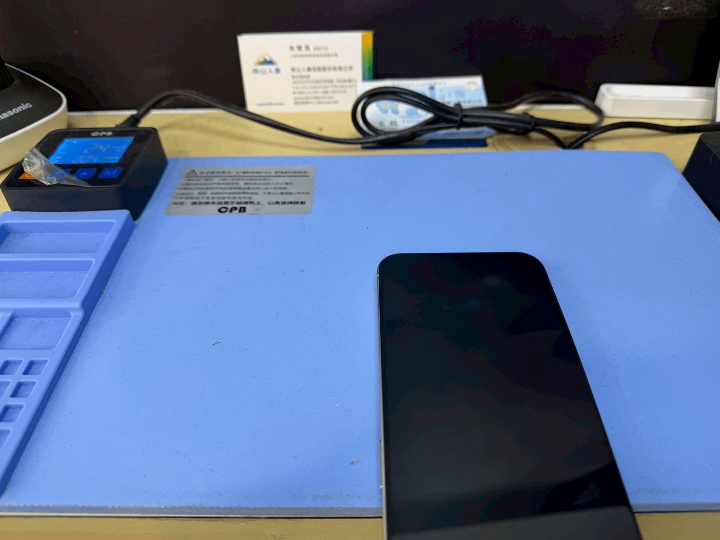 iPhone-放置在加熱墊上進行加熱，方便後續拆卸