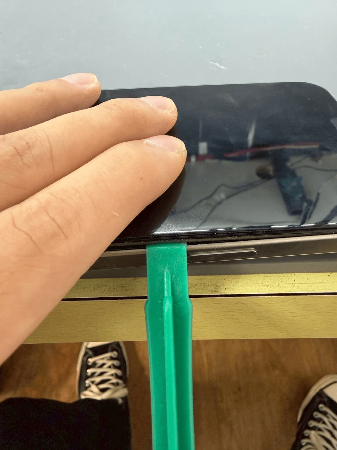 iPhone-使用翹板輕輕拆起面板