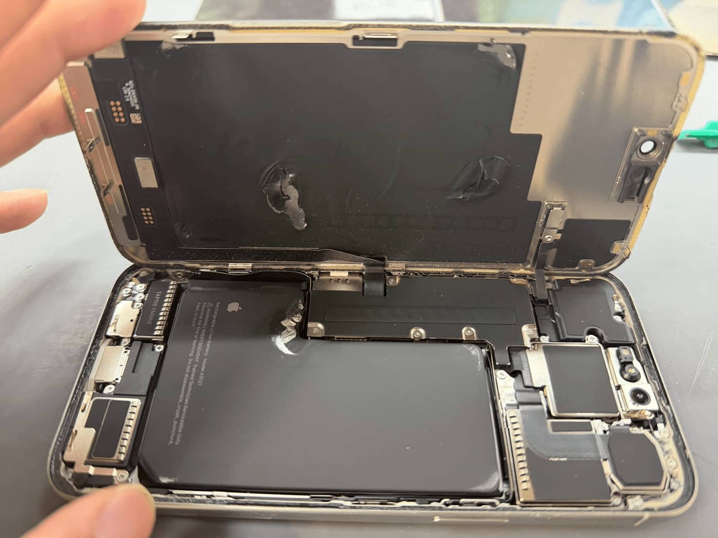 iPhone-打開螢幕後看見內部膨脹電池