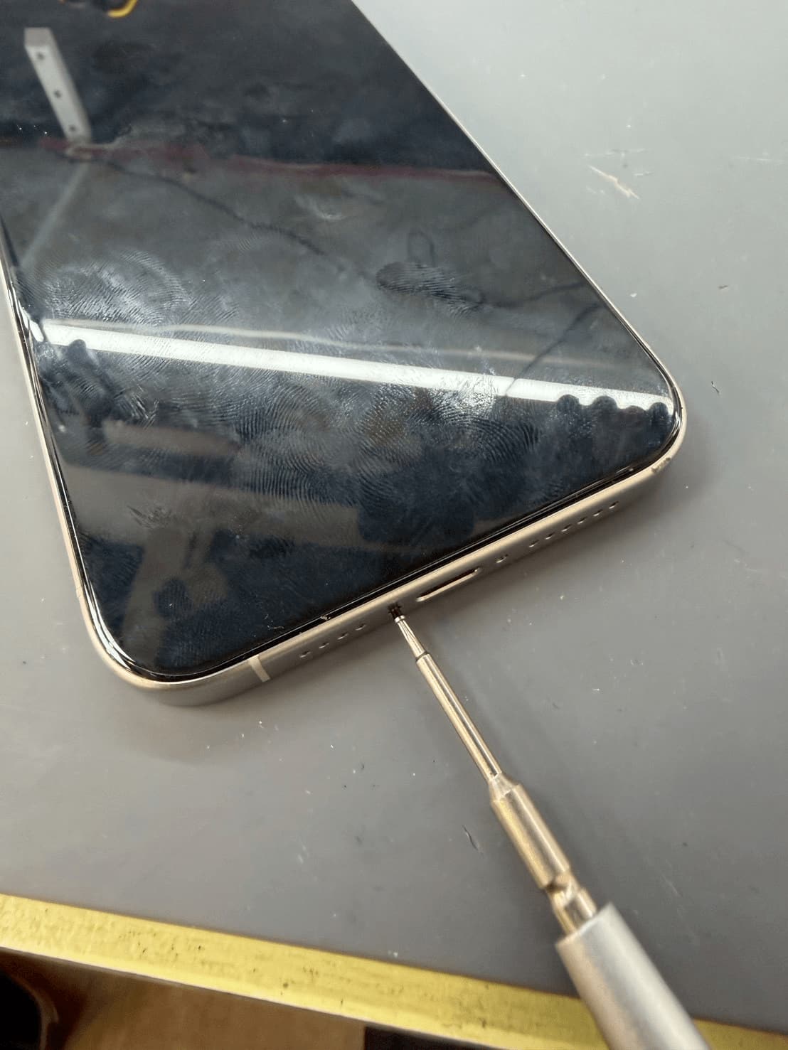 iPhone-將底部安全螺絲鎖回去