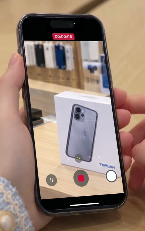 iPhone 已鎖定持續錄影,紅色停止按鈕右側可見白色拍照快門