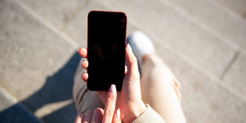 iPhone黑屏無法開機？別慌！5招自救密技，讓你的愛機「重獲新生」